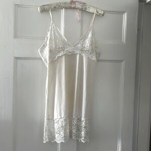 La vie en rose, lingerie night. White. Size large.